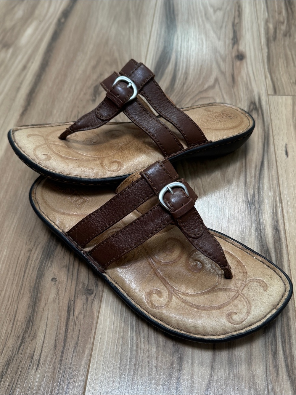Born Womens Brown Leather Thong Sandals Buckle Comfort Walking Size 6 US/36.5 EU